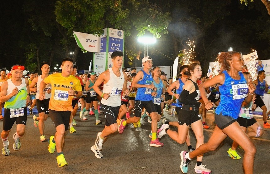  Các vận động viên tranh tài cự ly 42,195km tại Giải marathon Di sản Hà Nội 2024. Ảnh: Heritage Race