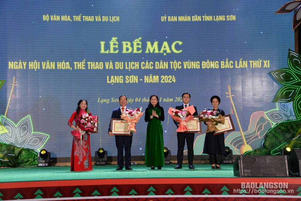 Các cá nhân nhận Bằng khen của Bộ Trưởng Bộ Văn hóa, Thể thao và Du lịch vì có nhiều thành tích đóng góp cho công tác tổ chức ngày hội