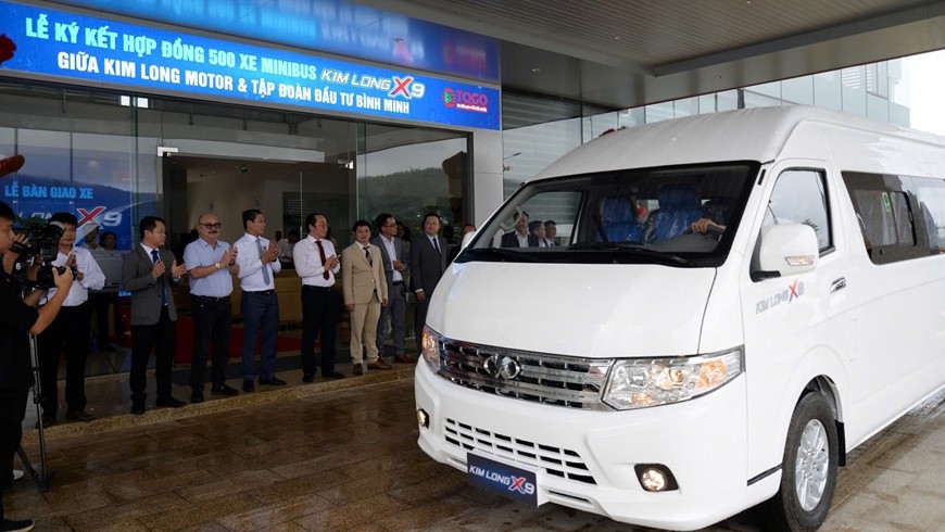 Những chiếc xe minibus do kỹ sư Việt Nam nghiên cứu, chế tạo, sản xuất được xuất xưởng, bàn giao cho đối tác. 