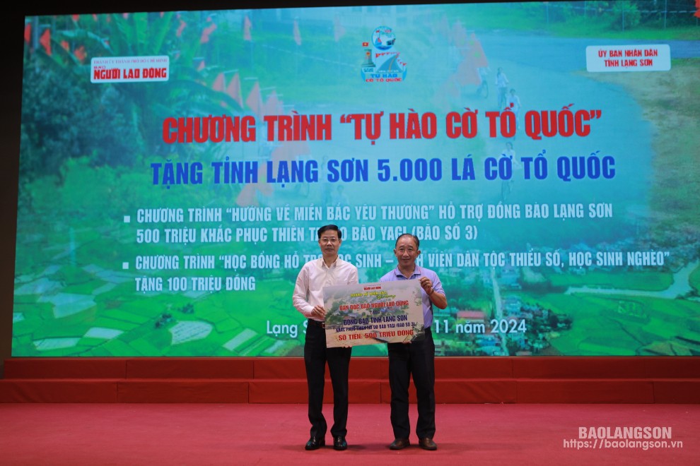 Lãnh đạo Báo Người Lao động trao biểu trưng 500 triệu cho lãnh đạo Uỷ Ban MTTQ tỉnh