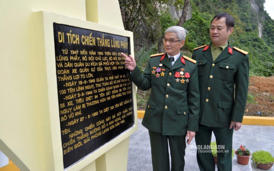 Các cựu chiến binh tham quan di tích chiến thắng Lũng Phầy, huyện Tràng Định