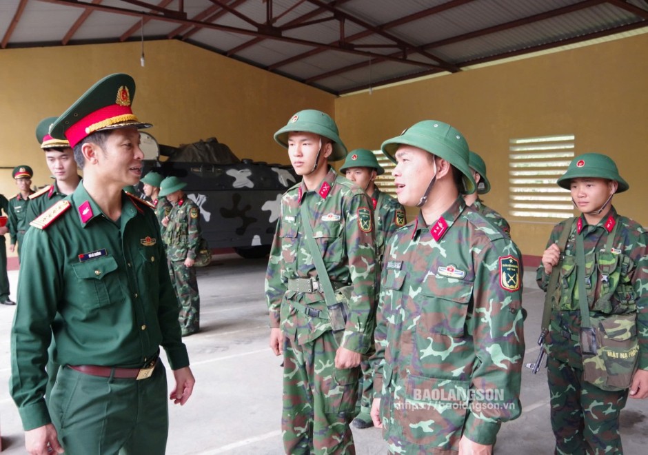 Lãnh đạo Binh chủng Tăng Thiết giáp (Bộ Quốc phòng) kiểm tra, động viên cán bộ, chiến sĩ Đại đội Trinh sát cơ giới, Bộ Chỉ huy Quân sự tỉnh Lạng Sơn