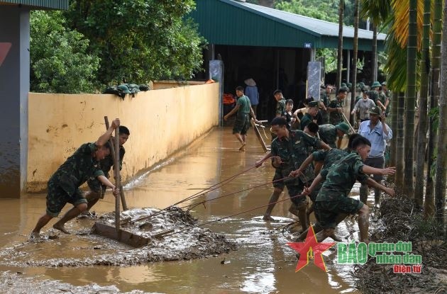 Bộ đội Trung đoàn 174, Sư đoàn 316 (Quân khu 2) giúp nhân dân huyện Hạ Hoà, Phú Thọ khắc phục hậu quả bão số 3. Ảnh PHÚ SƠN  