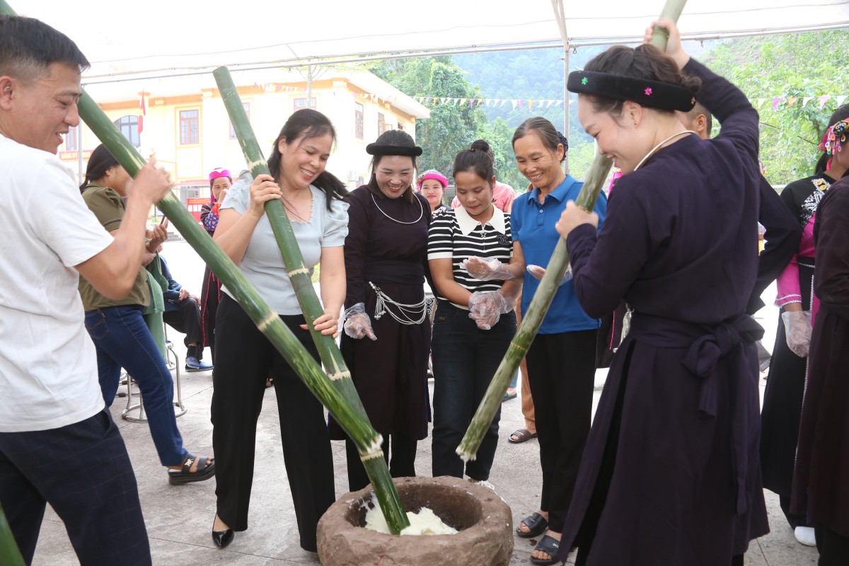 Bà con thi giã bánh dày tại ngày hội