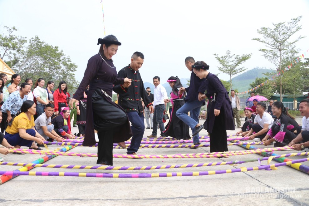 Các đại biểu và Nhân dân tham gia múa sạp trong không khí vui tươi, phấn khởi