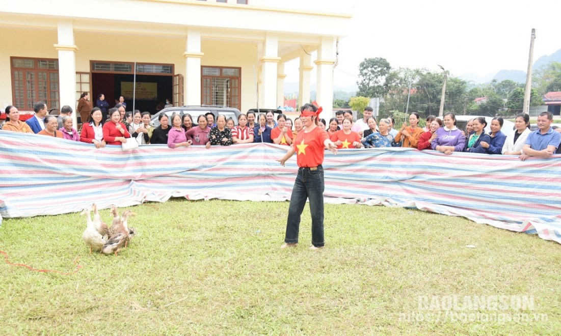 Người dân thôn Khòn Coọng chơi trò bịt mắt bắt vịt tại ngày hội