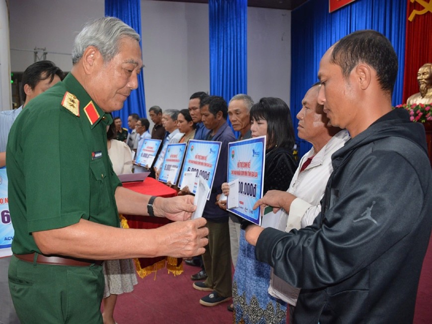 Trung tướng Nguyễn Đức Soát trao hỗ trợ sinh kế cho nạn nhân bom mìn ở tỉnh Gia Lai, tháng 9-2023. Ảnh: HÒA BÌNH  