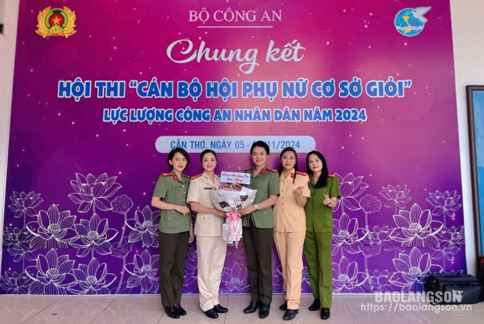 Thượng uý Lương Thị Cẩm Thanh (thứ 2 từ trái qua) và các thành viên đội thi Công an tỉnh Lạng Sơn tại vòng chung kết hội thi (ảnh Ban Phụ nữ Công an tỉnh cung cấp)