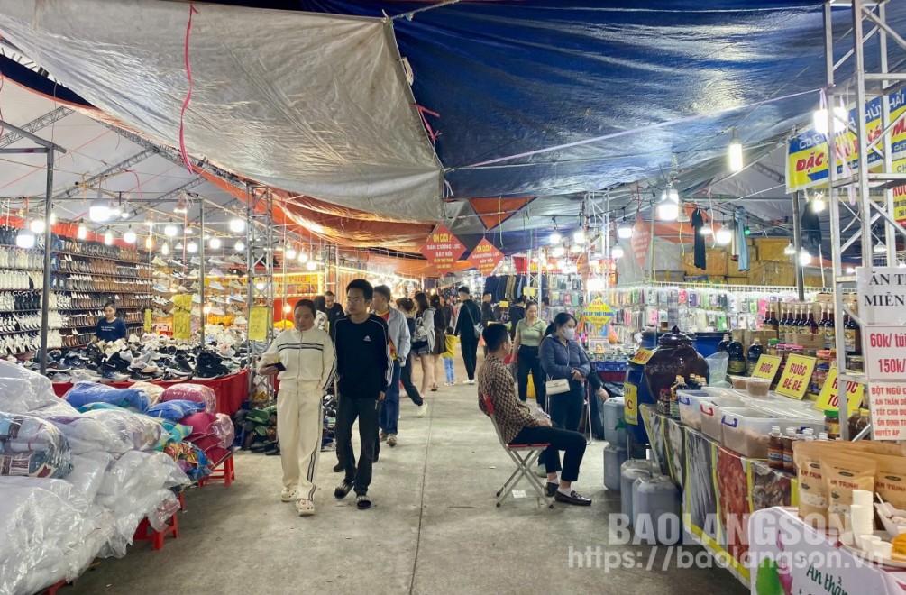 Đông đảo người dân đến tham quan các gian hàng Hội chợ Thương mại - Thời trang mùa đông thành phố Lạng Sơn 2024