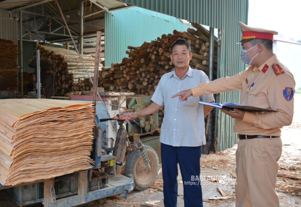  CSGT tuyên truyền các quy định của Luật Giao thông đường bộ đến người dân xã Cai Kinh, huyện Hữu Lũng về việc không sử dụng xe tự chế để tham gia giao thông trên các tuyến giao thông 