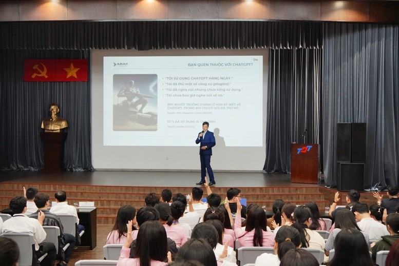 Ông Đào Trung Thành, Phó Viện trưởng Viện ABAII nêu bật những ứng dụng thực tiễn của AI vào công việc và học tập - Ảnh: VGP/Hồng Đức