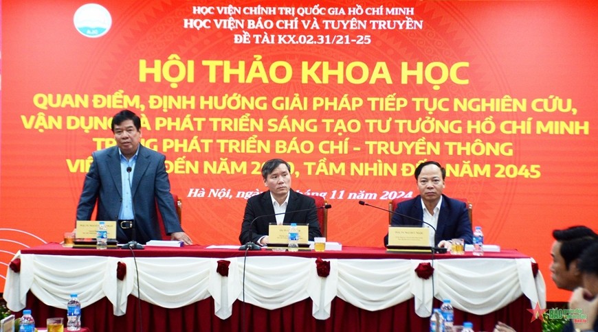 Đoàn chủ tịch chủ trì hội thảo. 