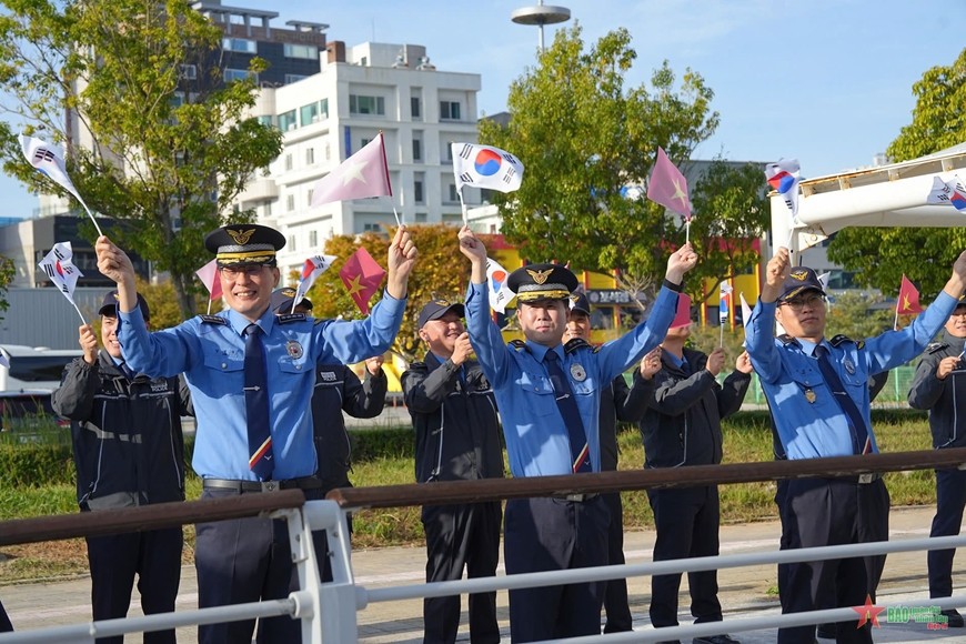  Lực lượng Bảo vệ bờ biển Hàn Quốc chào tạm biệt đoàn công tác Cảnh sát biển Việt Nam.