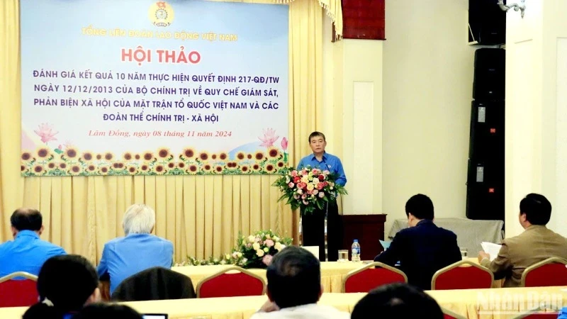 Đại diện Ban Chính sách-Pháp luật Tổng Liên đoàn Lao động Việt Nam phát biểu khai mạc hội thảo.