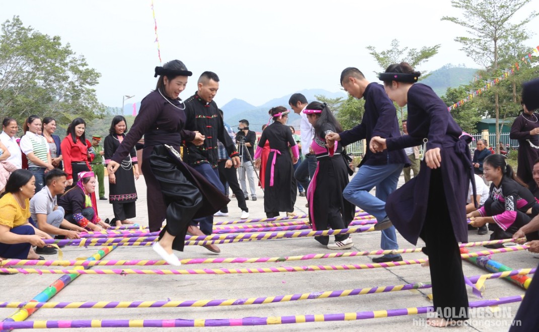 Người dân thôn Thống Nhất, xã Châu Sơn, huyện Đình Lập múa sạp tại ngày hội đại đoàn kết năm 2024