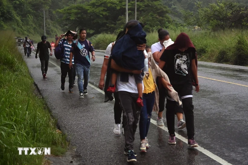 Người di cư di chuyển tới El Florido (Honduras), giáp giới với Guatemala, trong hành trình tới Mỹ. (Ảnh: AFP/TTXVN)