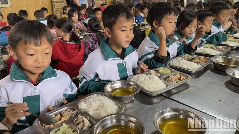 Cùng ăn nào! (Ảnh: THANH SƠN)