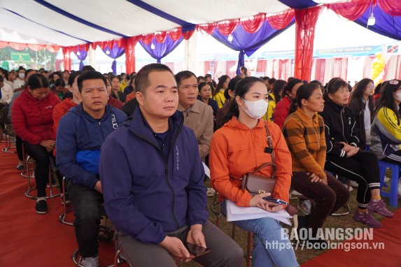 Người dân, học sinh trên địa bàn huyện Văn Lãng tham gia ngày hội