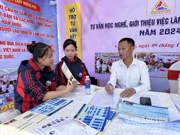 Các em học sinh tới nghe tư vấn tại gian hàng của Trung tâm Dịch vụ việc làm Lạng Sơn