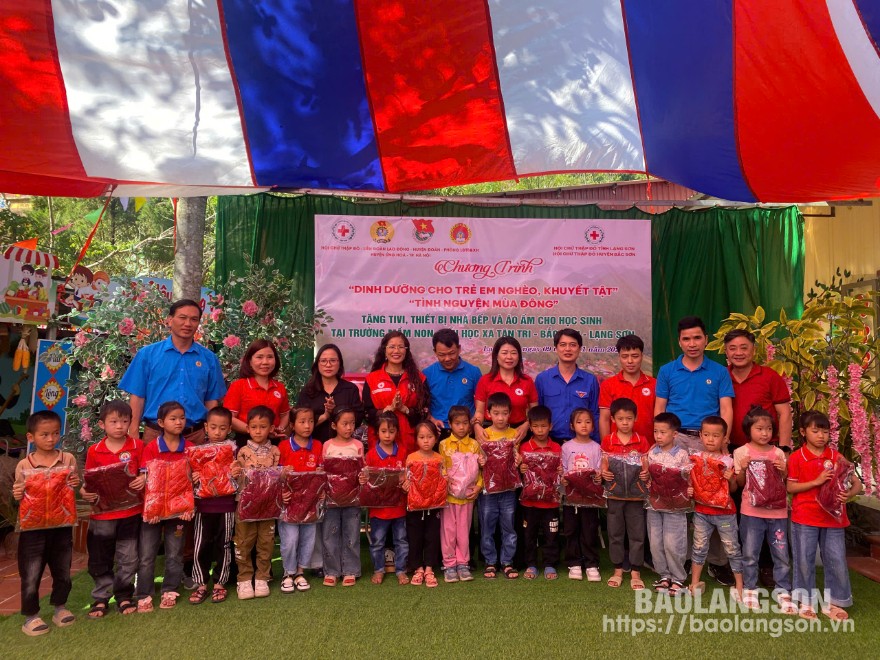 Lãnh đạo Hội Chữ thập đỏ tỉnh và đoàn công tác huyện Ứng Hòa, thành phố Hà Nội trao tặng áo ấm cho học sinh Trường Tiểu học xã Tân Tri