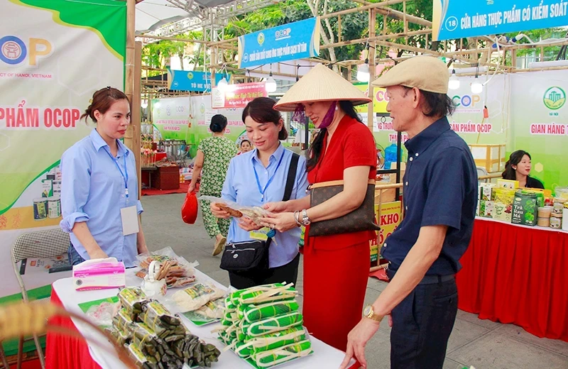 Tuần hàng tư vấn, giới thiệu và xúc tiến tiêu thụ sản phẩm OCOP, làng nghề, nông sản thực phẩm an toàn năm 2024 ở Hà Nội. (Ảnh MẠNH PHÚ)