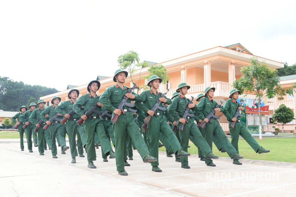 Chiến sĩ Tiểu đoàn 1, Trung đoàn 123 Bộ Chỉ huy Quân sự tỉnh luyện tập đội ngũ