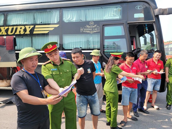 Công an TP Hà Nội tuyên truyền cho các lái xe về thủ đoạn của tội phạm ma túy.