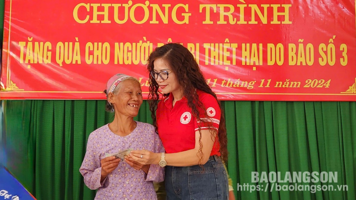 Lãnh đạo Hội Chữ thập đỏ tỉnh trao quà cho hộ dân bị ảnh hưởng bởi cơn bão số 3 thuộc xã Minh Sơn, huyện Hữu Lũng