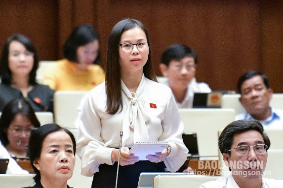 Đại biểu Chu Thị Hồng Thái, Đoàn ĐBQH tỉnh nêu ý kiến chất vấn Bộ trưởng Bộ Công Thương