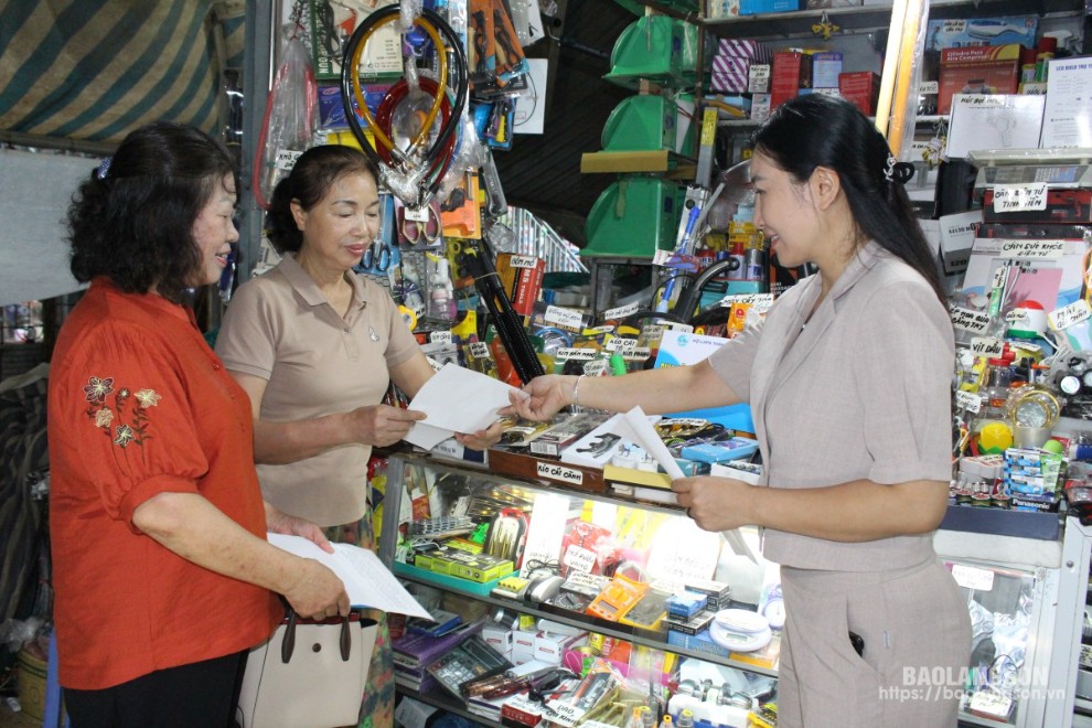 Cán bộ Hội Liên hiệp Phụ nữ thành phố Lạng Sơn tuyên truyền văn minh thương mại tại chợ Đông Kinh