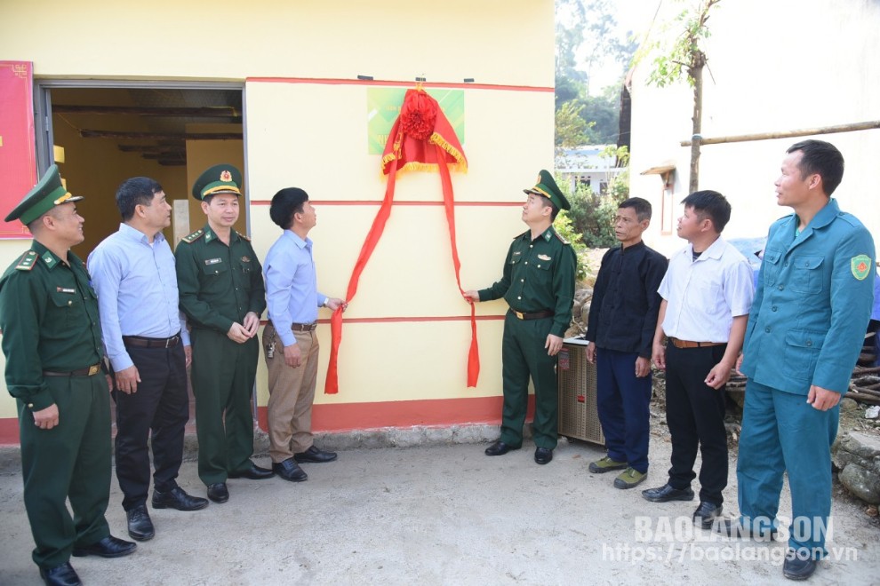 Các đại biểu kéo băng khánh thành