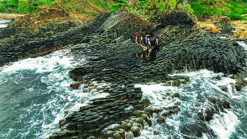 Di tích quốc gia đặc biệt Gành Đá Đĩa (xã An Ninh Đông, huyện Tuy An) thu hút ngày càng đông khách du lịch trong và ngoài nước. (Ảnh DƯƠNG THANH XUÂN)