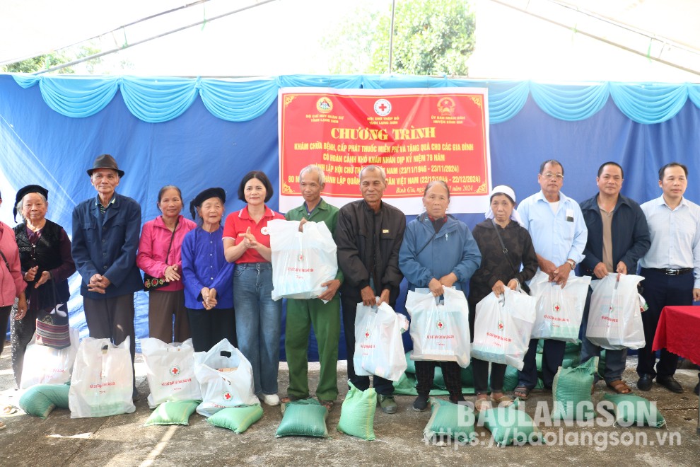 Lãnh đạo Hội Chữ thập đỏ tỉnh và Huyện ủy Bình Gia trao quà cho các hộ dân có hoàn cảnh khó khăn trên địa bàn xã Hoa Thám, huyện Bình Gia