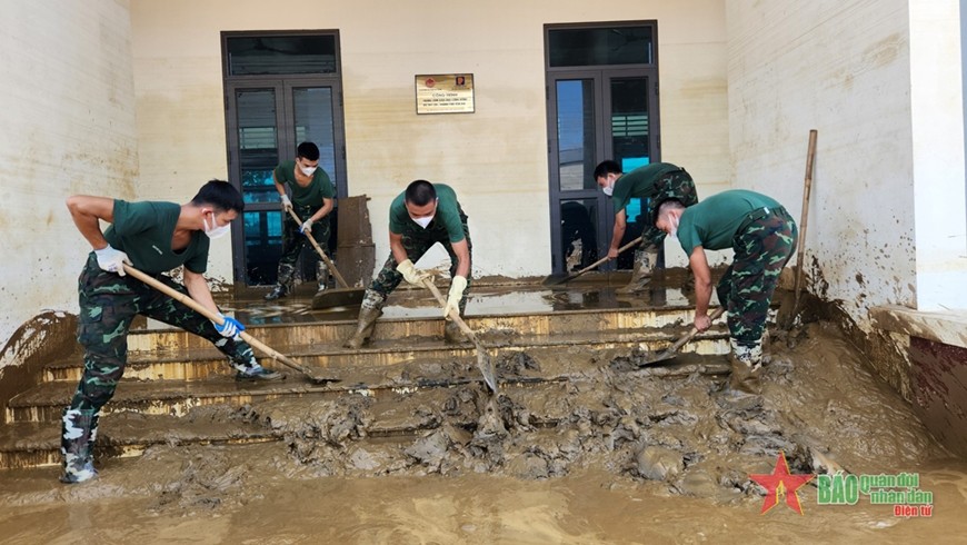 Bộ đội giúp dân khắc phục hậu quả bão số 3 tại TP Yên Bái, tỉnh Yên Bái. 