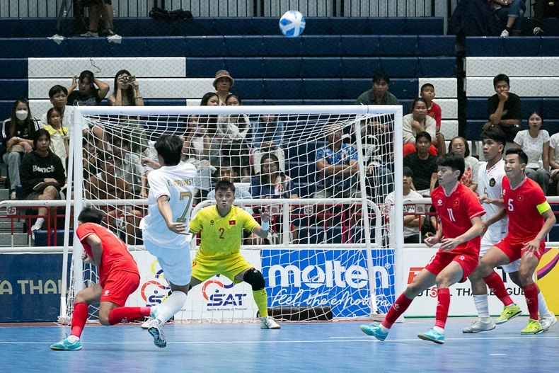 Một pha gây sóng gió của đội tuyển futsal Indonesia. (Ảnh: AFF)