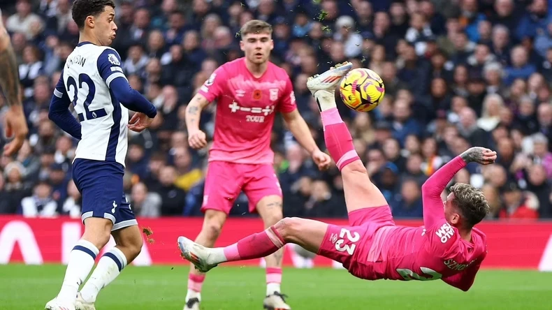 Szmodics ghi bàn thắng vào lưới Spurs. (Ảnh: Getty)