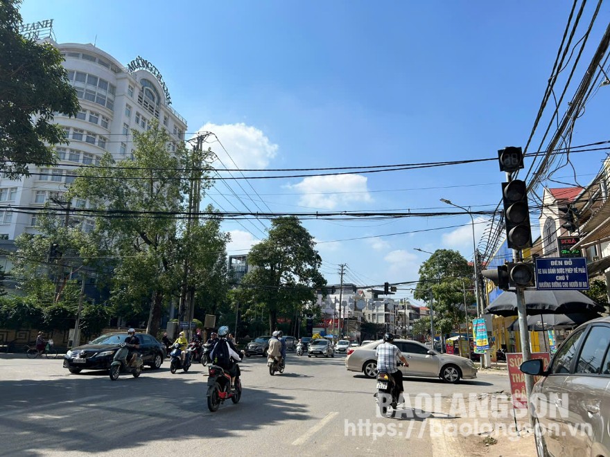 Đèn giao thông mất tín hiệu tại khu vực ngã tư đường Lê Đại Hành giao nhau với đường Ngô Quyền phường Vĩnh Trại, thành phố Lạng Sơn (Ảnh chụp lúc 11 giờ 45 phút ngày 13/11/2024)