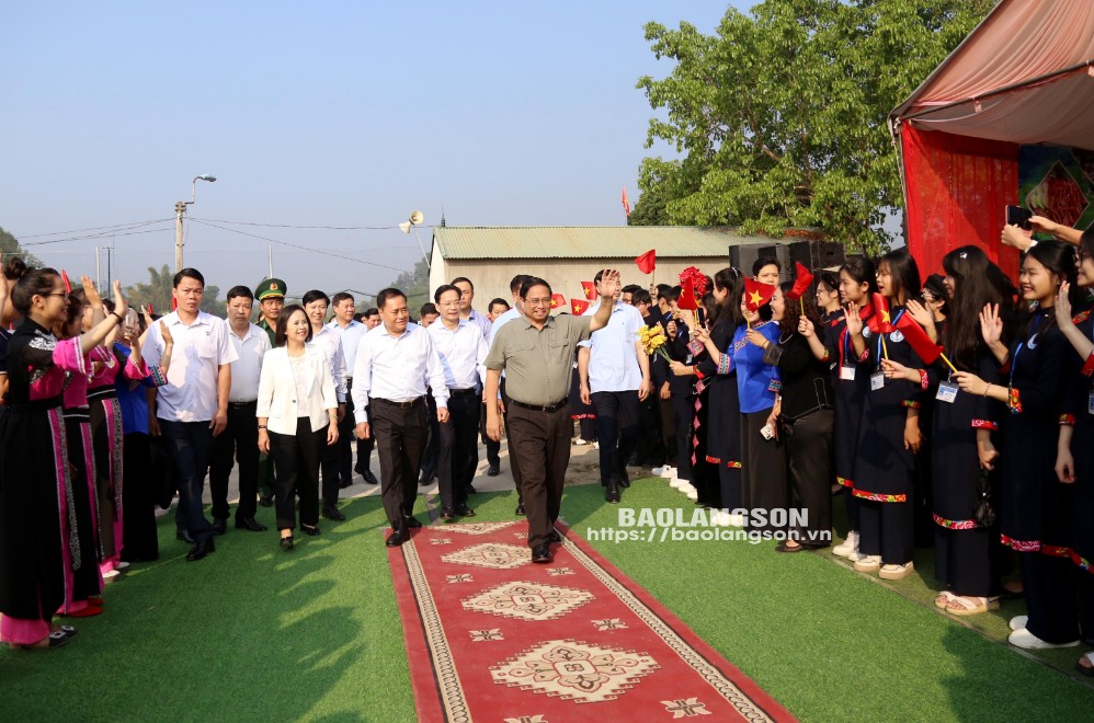 Nhân dân Khu dân cư khu 8 vui mừng chào đón Thủ tướng Chính phủ Phạm Minh Chính và lãnh đạo tỉnh Lạng Sơn