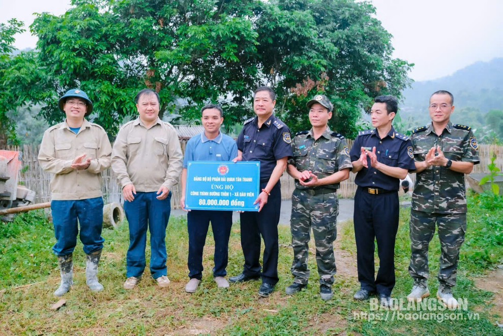 Đại diện Đảng bộ Bộ phận Hải quan Tân Thanh (thứ 4 từ phải sang) trao biểu trưng kinh phí hỗ trợ xây dựng đường giao thông nông thôn cho đại diện thôn I, xã Đào Viên, huyện Tràng Định