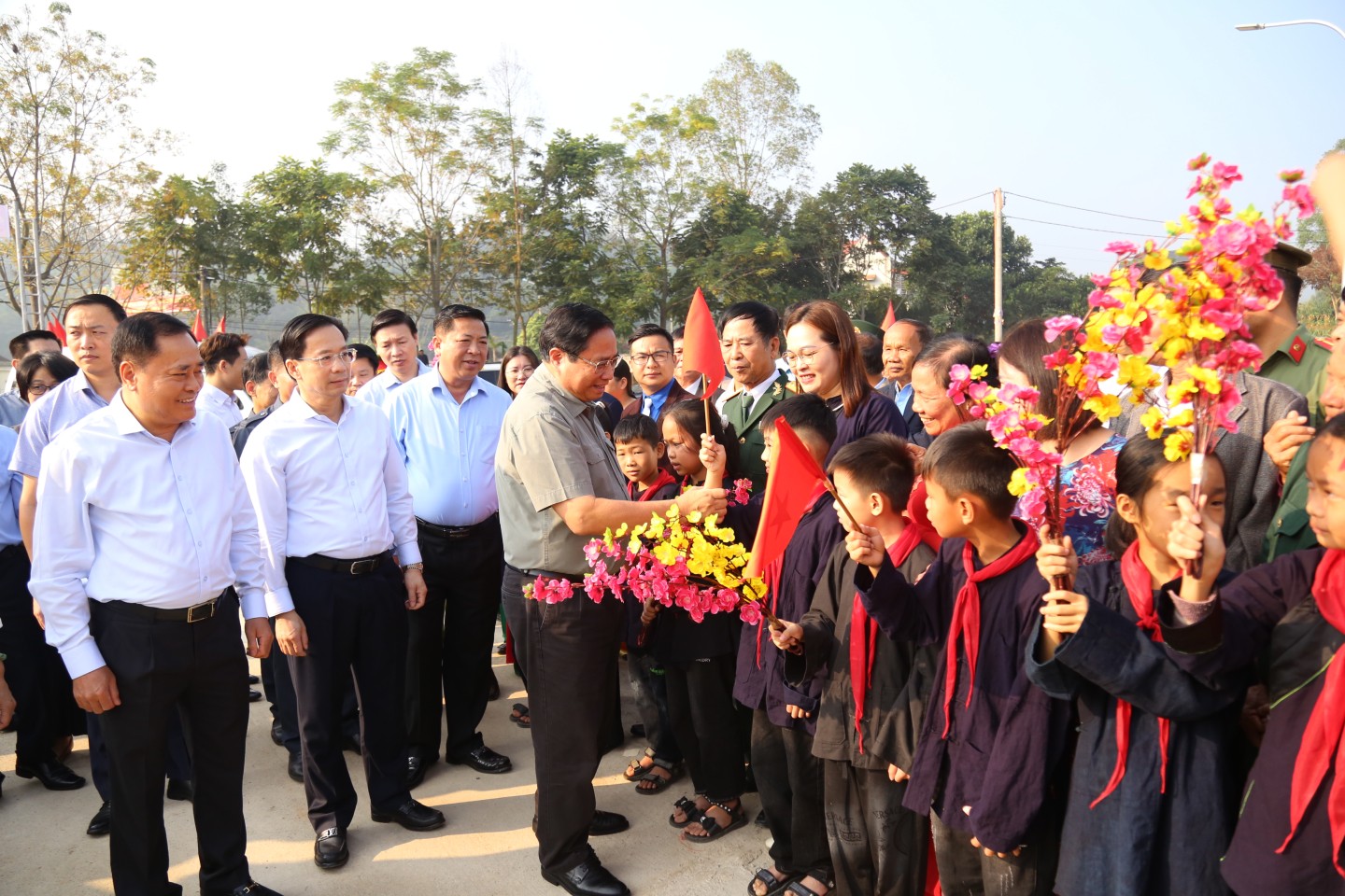 Nhân dân Khu dân cư khu 8, thị trấn Na Sầm (huyện Văn Lãng, tỉnh Lạng Sơn) hân hoan chào đón Thủ tướng Chính phủ Phạm Minh Chính