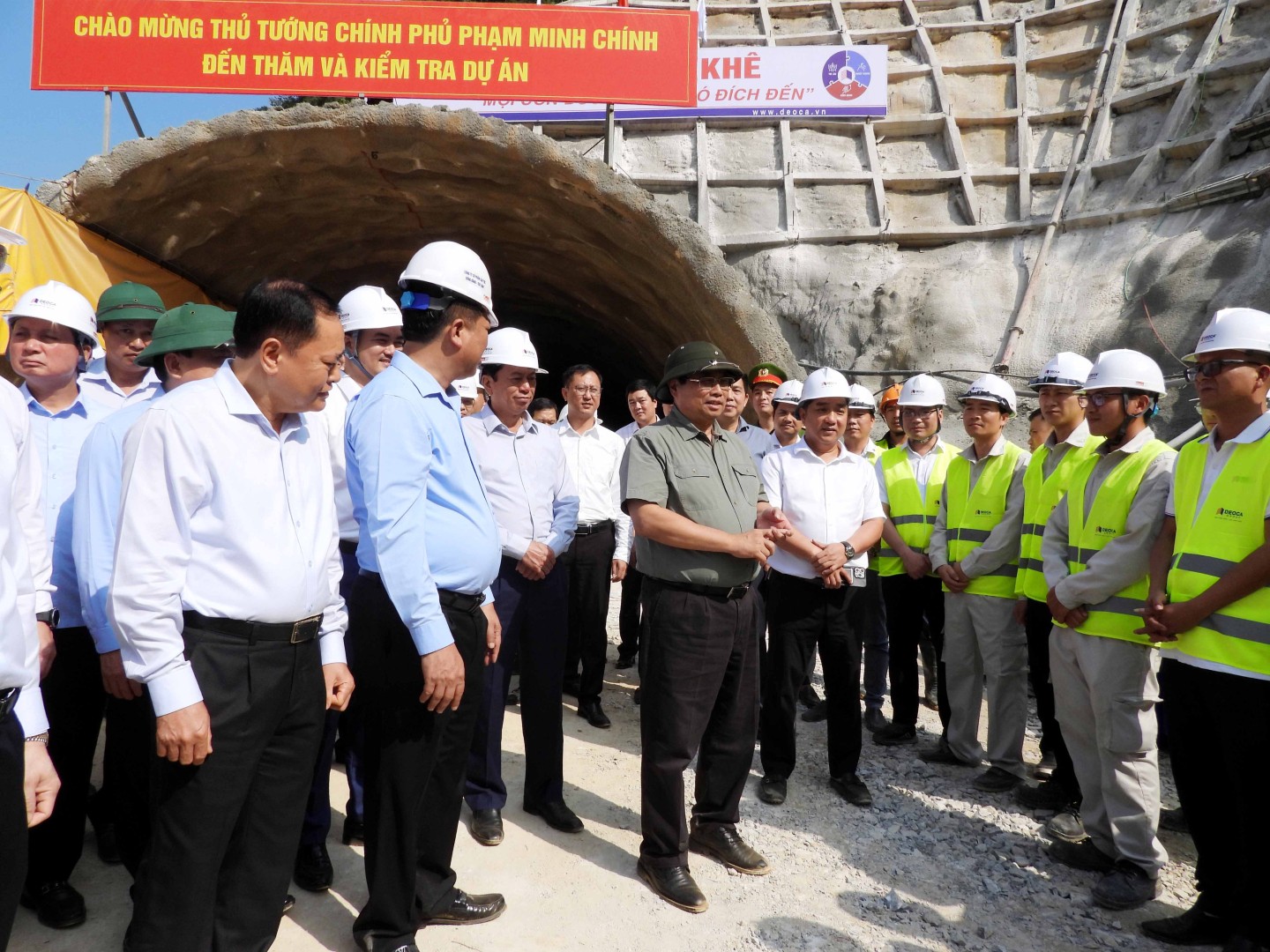 Thủ tướng Chính phủ Phạm Minh Chính thăm, động viên cán bộ, kỹ sư tham gia thi công tuyến cao tốc Đồng Đăng - Trà Lĩnh (tại huyện Quảng Hòa, tỉnh Cao Bằng) 