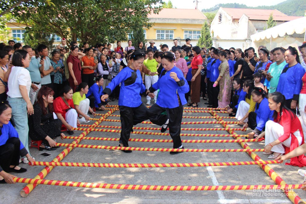 Người dân thôn Chi Ma, xã Yên Khoái, huyện Lộc Bình tham gia trò chơi dân gian