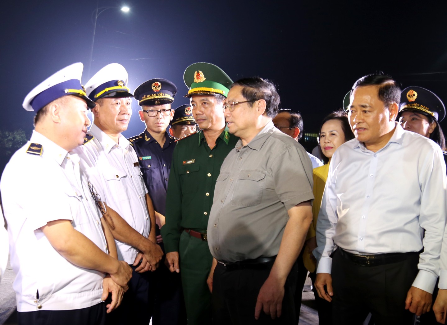 Thủ tướng Chính phủ Phạm Minh Chính thăm, động viên lực lượng chức năng làm việc tại cửa khẩu quốc tế Hữu Nghị (tỉnh Lạng Sơn)