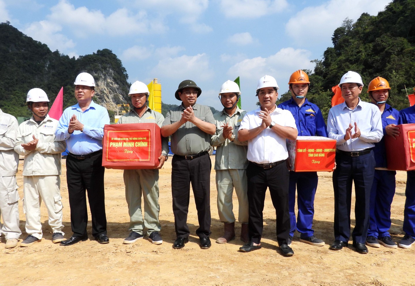 Thủ tướng Chính phủ Phạm Minh Chính thăm, động viên, tặng quà cán bộ, kỹ sư tham gia thi công tuyến cao tốc Đồng Đăng - Trà Lĩnh tại khu vực huyện Quảng Hòa, tỉnh Cao Bằng