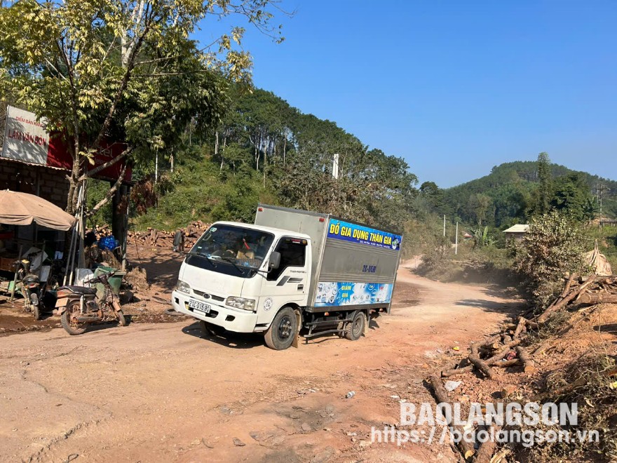 Tỉnh lộ 250 đoạn qua xã Minh Hiệp, huyện Lộc Bình xuống cấp gây khó khăn cho phương tiện qua lại