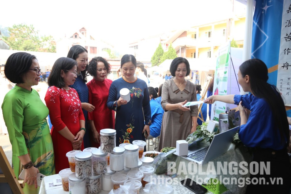 Các đại biểu tham quan tìm hiểu sản phẩm khởi nghiệp của học sinh, sinh viên tại ngày hội