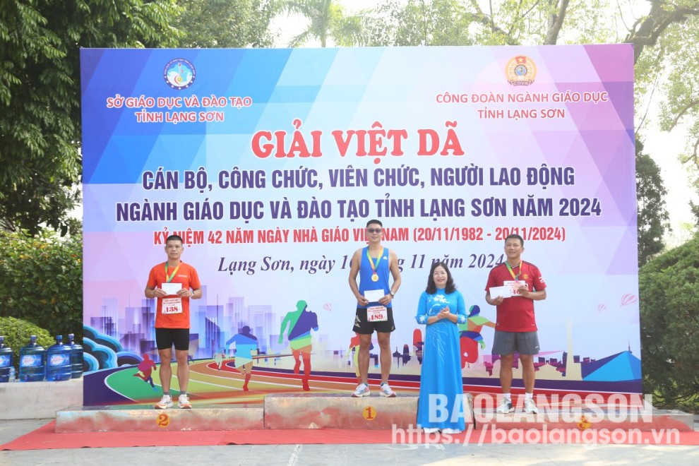 Ban tổ chức trao giải cho các vận động viên nội dung 5.000m nam