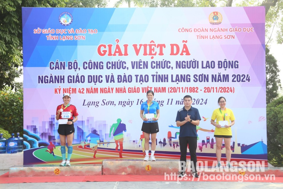 Ban tổ chức trao giải cho các vận động viên nội dung 3.000m nữ