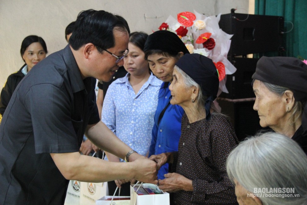 Đồng chí Dương Xuân Huyên, Ủy viên Ban Thường vụ Tỉnh ủy, Phó Chủ tịch Thường trực UBND tỉnh tặng quà cho người nghèo, người già neo đơn, người khuyết tật thôn Hợp Thành, xã Tân Hòa