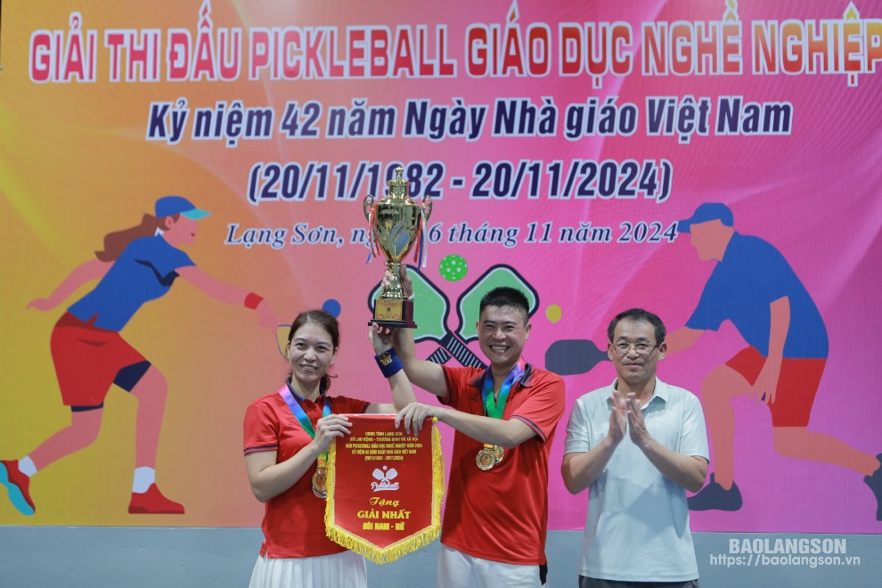 Ban Tổ chức trao giải nhất nội dung đôi nam nữ cho đội Trường Cao đẳng Sư phạm Lạng Sơn